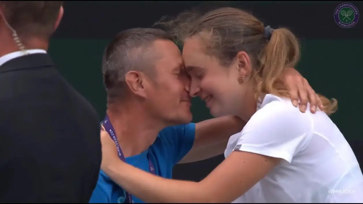 Самое милое видео «Уимблдона». 17-летняя Снигур обнимает отца после победы