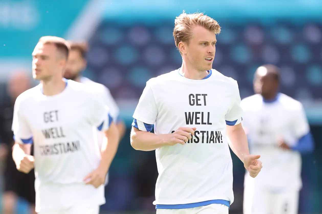 Игроки сборной Финляндии вышли на разминку в футболках в поддержку Эриксена