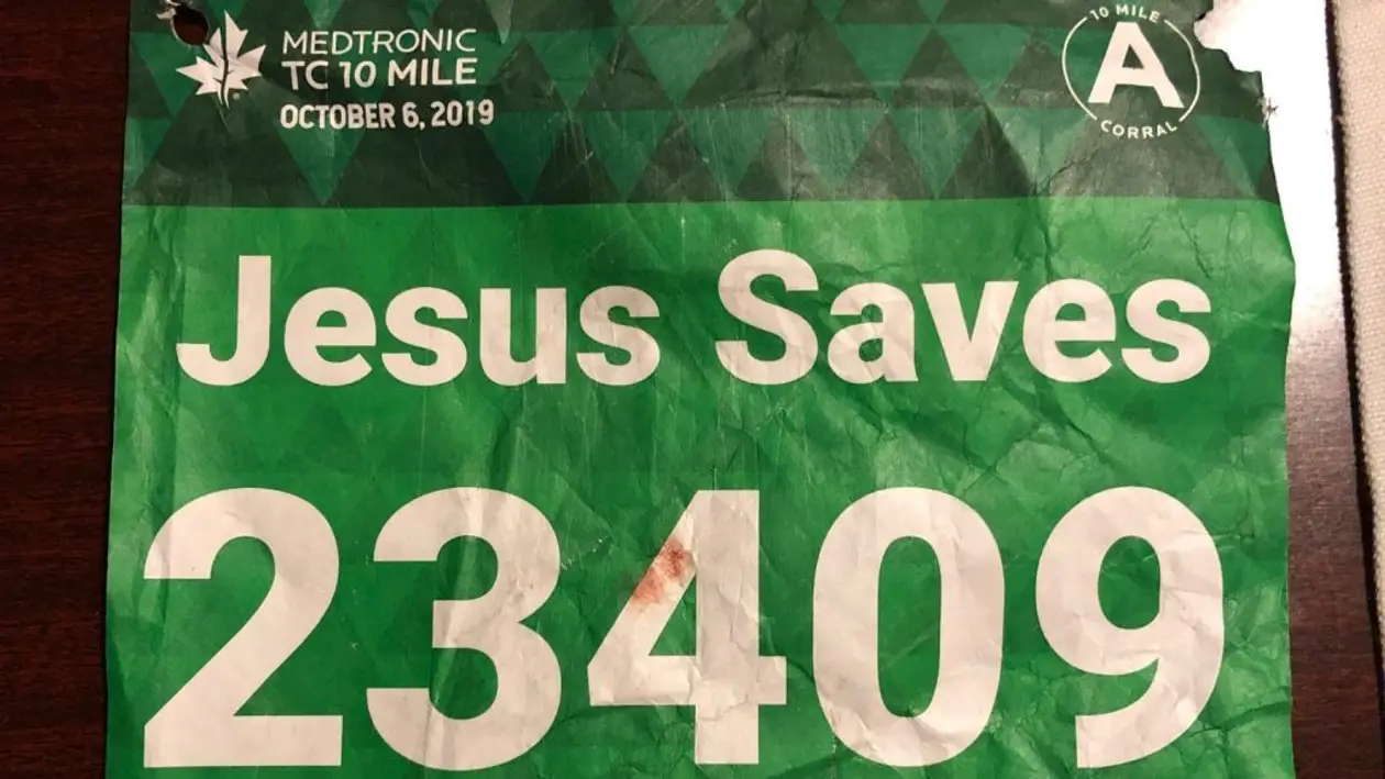 Парень бежал марафон с надписью: «Иисус спасет».  И Иисус спас его!