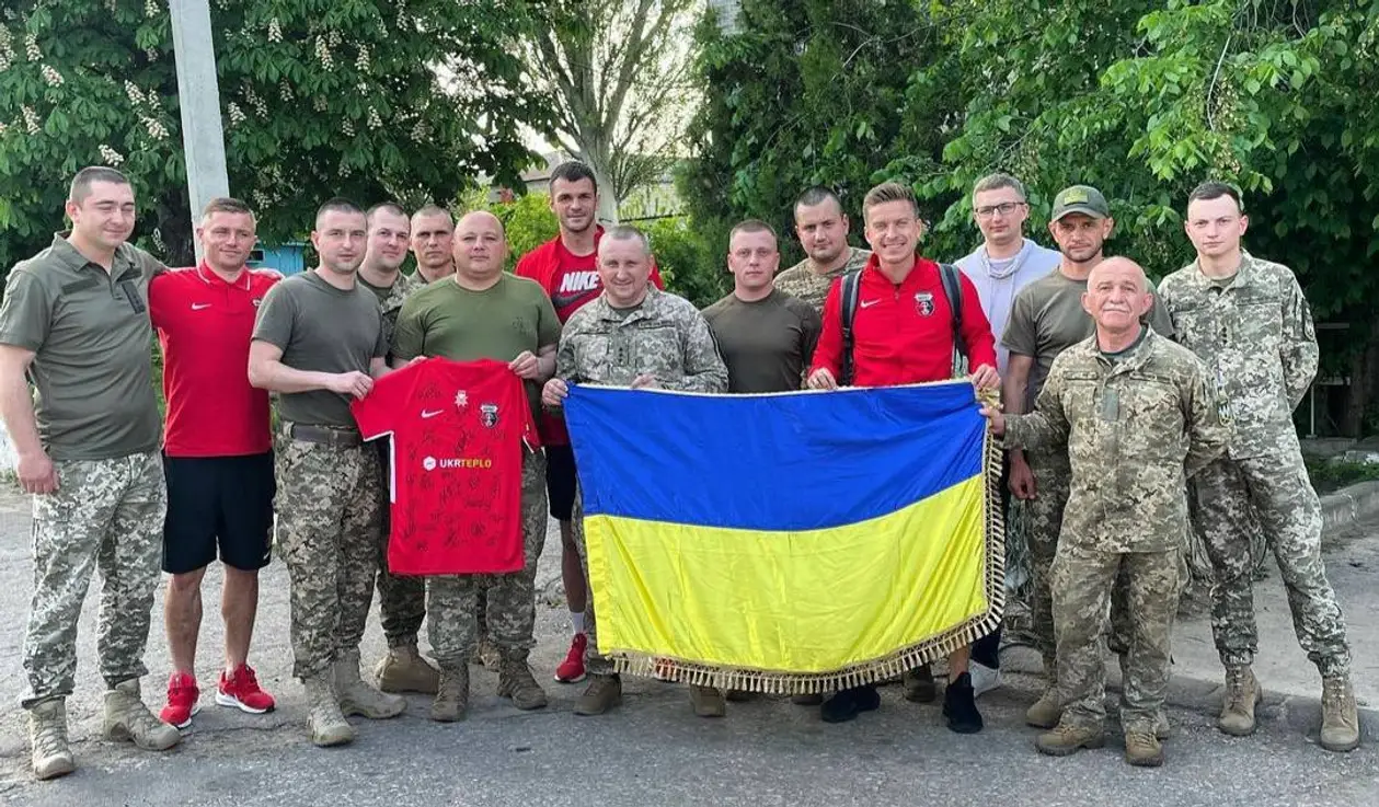 💪 Гравці «Вереса» відвідали зону ООС в Лисичанську і зіграли товариський матч з рівненським полком