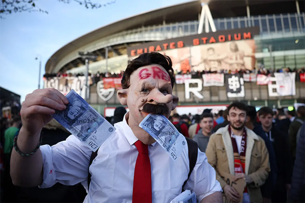 «Кронке, убирайся». Фанаты «Арсенала» против американского владельца: сотни людей, дымовые шашки и много плакатов