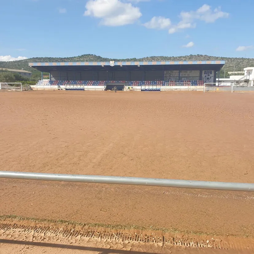 Стадион любительской команды в Каталонии накрыло метровым слоем грязи после шторма. «Барса» и «Эспаньол» помогут, а федерация – нет