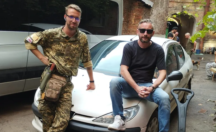 Соцредактор Tribuna.com передав власний автомобіль на ЗСУ через відомого письменника та волонтера Сергія Жадана