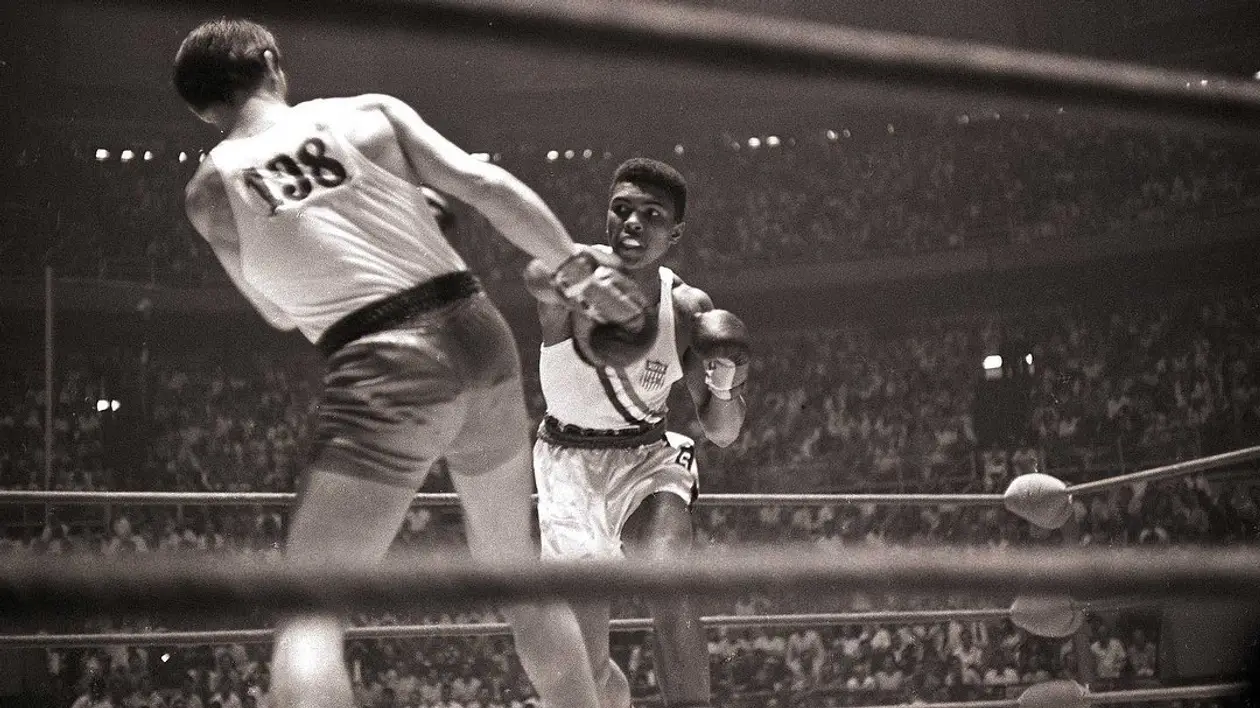 Ровно 60 лет назад Мохаммед Али выиграл Олимпиаду. У нас есть видео этого поединка