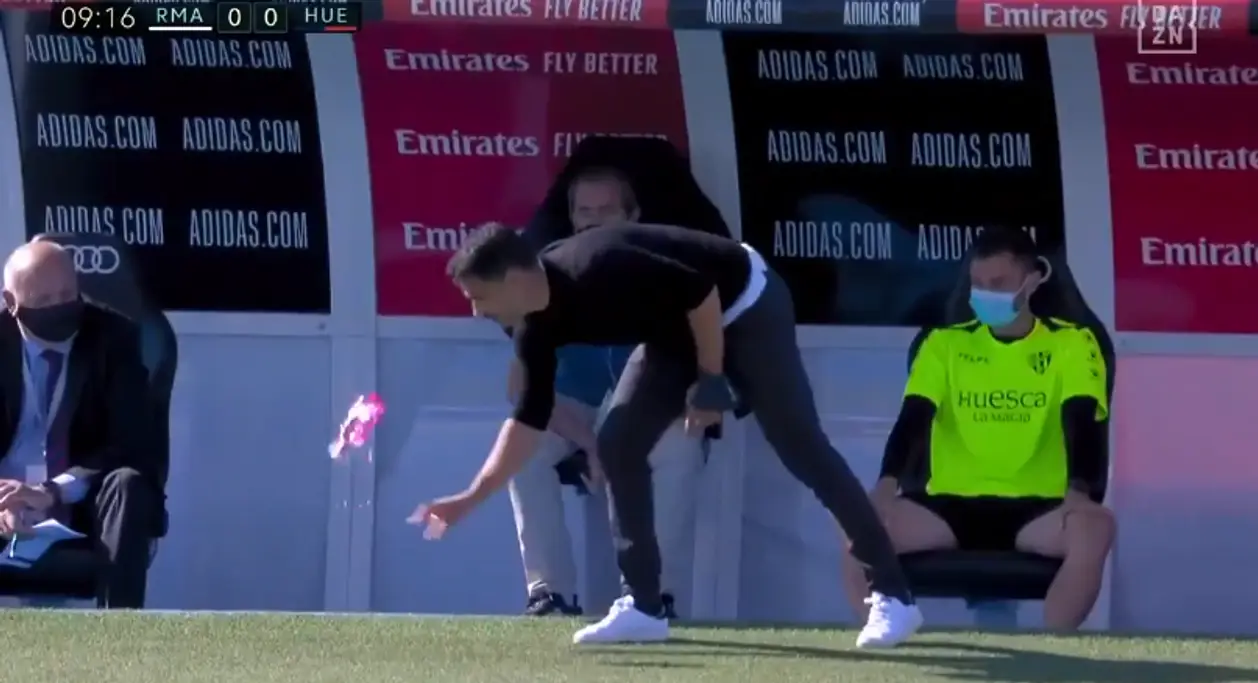 Тренер «Уэски» развлекся подбрасыванием бутылки во время матча с «Реалом»