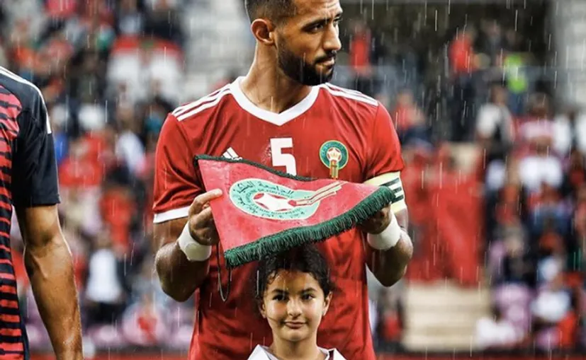 Капитан сборной Марокко закрыл ребенка от дождя