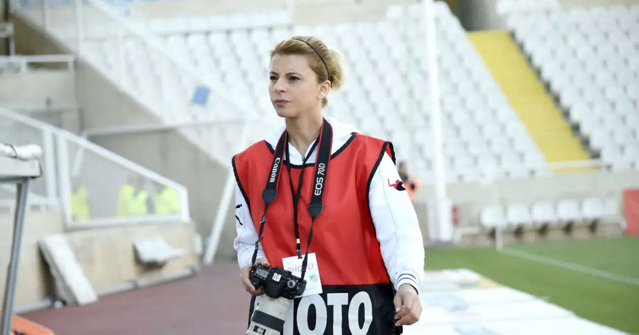 Українка – єдина жінка-спортивний фотограф на Кіпрі. Цього сезону працювала на матчах «Динамо» та «Дніпра-1»