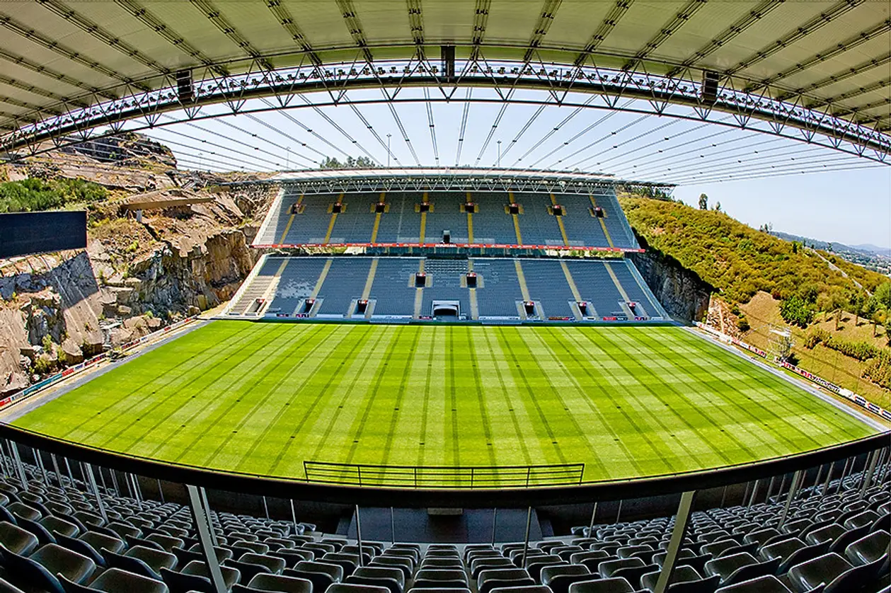 Самый необычный стадион Европы. На нем сыграет «Заря»