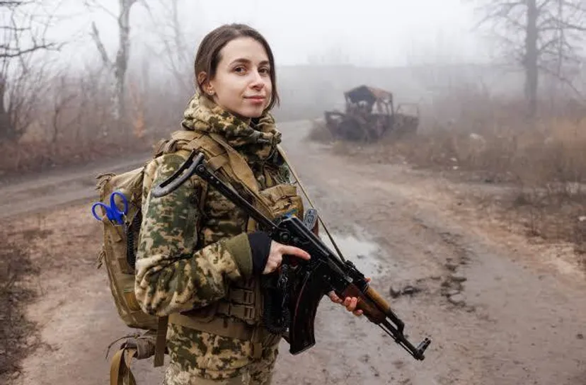 Українські жінки під час війни: беруть до рук зброю, виходять проти окупантів з плакатами, борються за життя своїх дітей