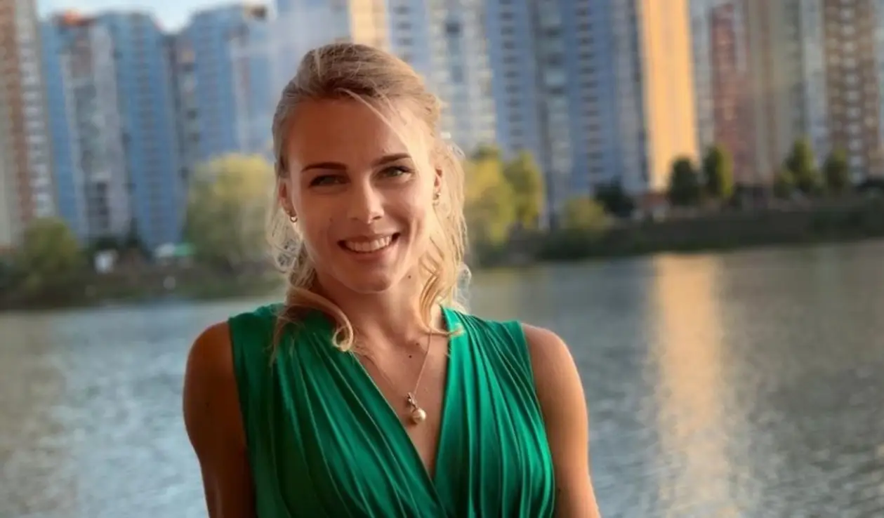 Прекрасная Юлия Левченко в вечернем платье на фоне киевского пейзажа