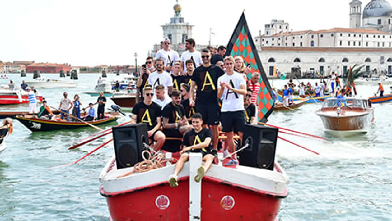 «Венеция» устроила красивейший парад на воде. Такое не повторит никто