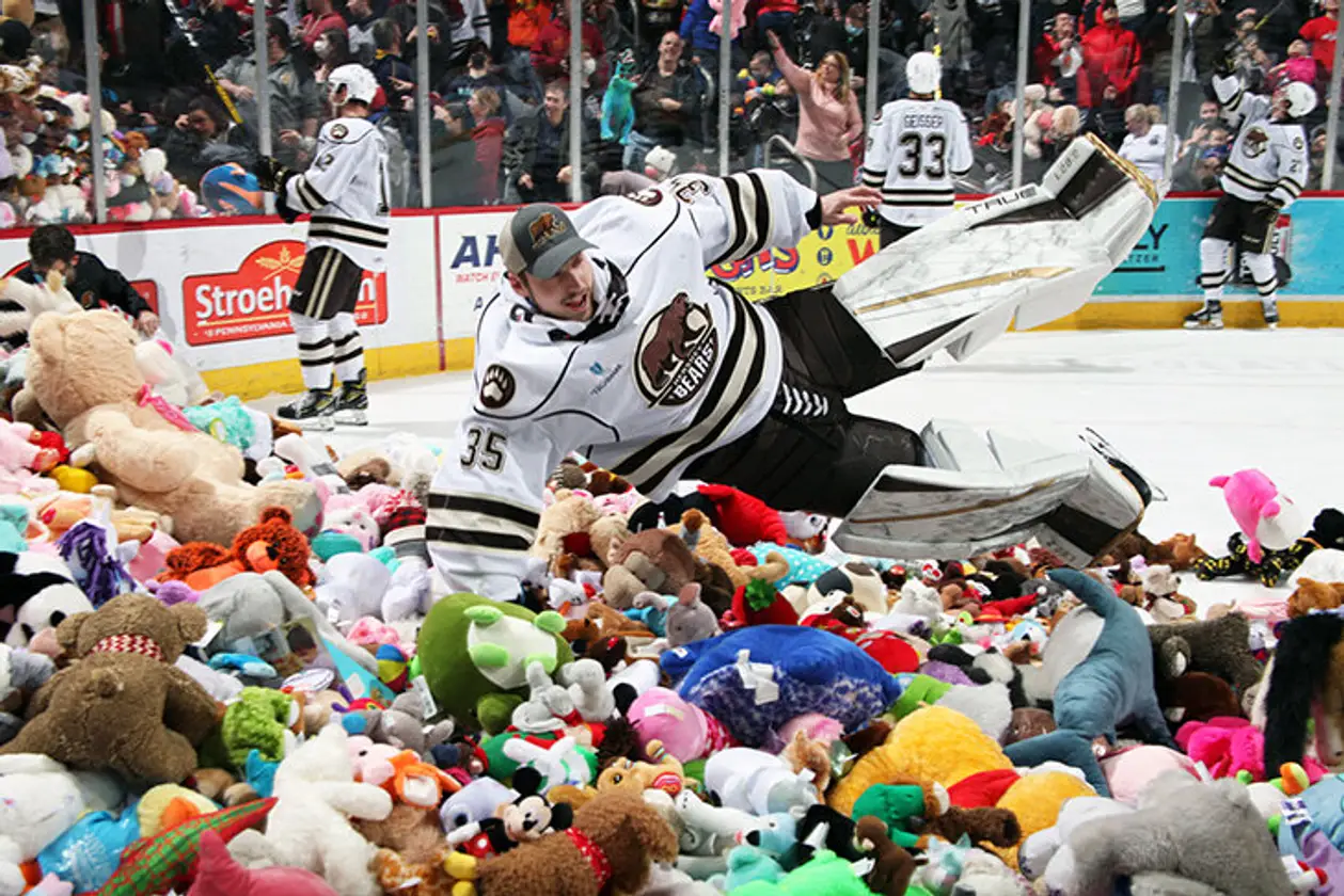 52 тысячи игрушек полетели с трибун на лед – новый мировой рекорд! И это хоккей, а не фигурное катание