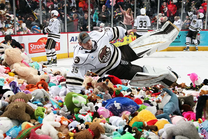52 тысячи игрушек полетели с трибун на лед – новый мировой рекорд! И это хоккей, а не фигурное катание
