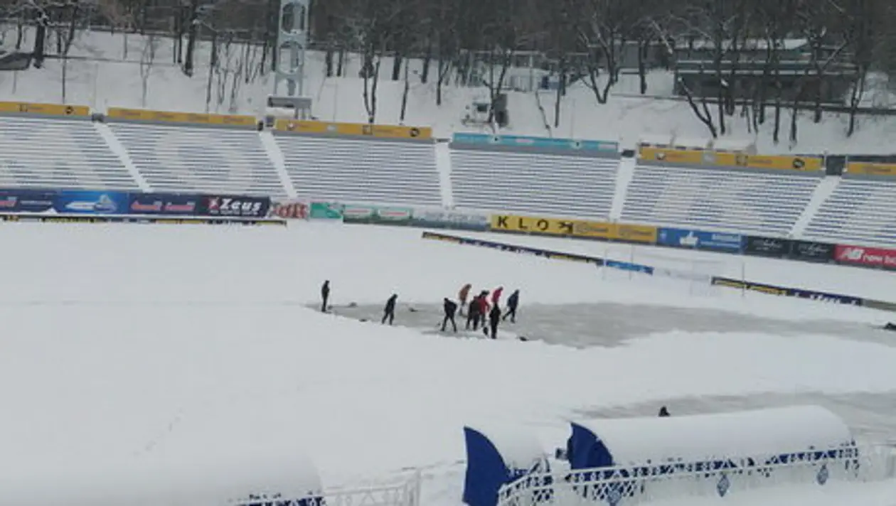 В Киеве проблемы с проведением двух матчей. В декабре внезапно выпал снег