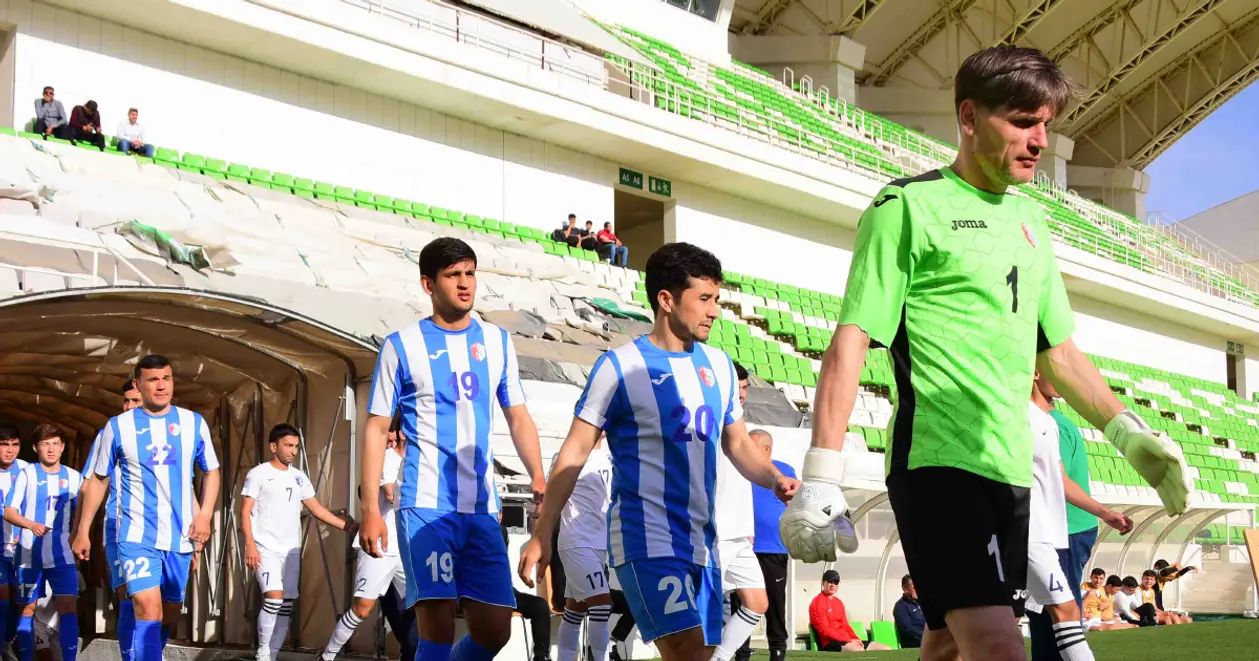 Футбол у Туркменістані: диктатор критикував форму, українці грали за місцеву збірну, є історії про насвай