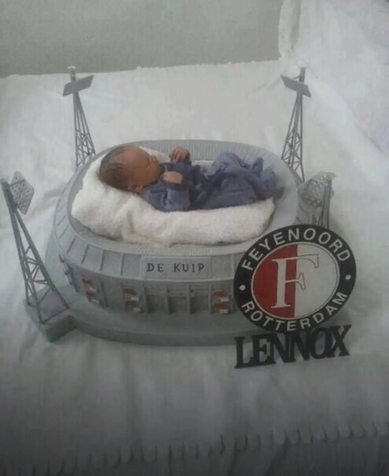 Болельщик Фейенoорда построил кроватку для ребенка в виде стадиона «De Kuip»