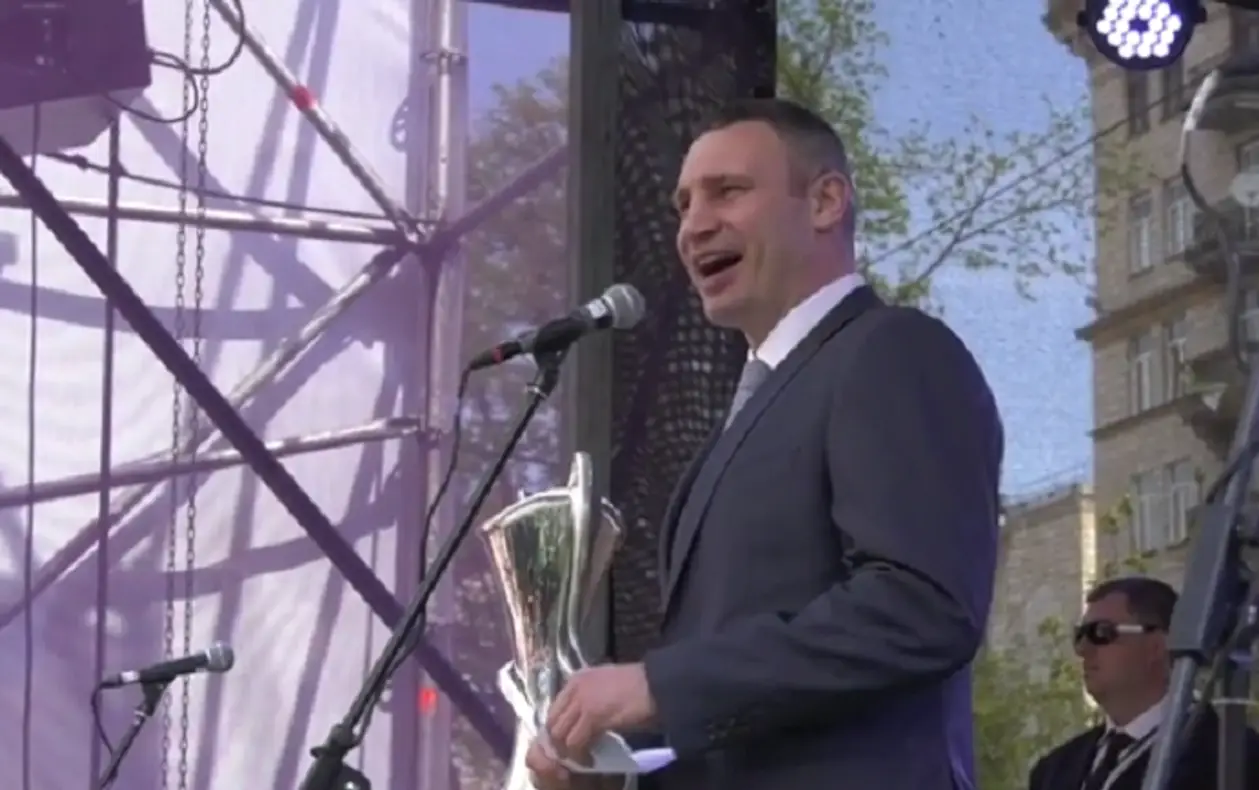 Виталий Кличко назвал Лигу чемпионов «Кубком УЕФА» на церемонии передачи трофея