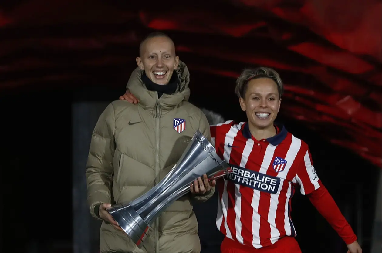 Добрая история из женского Суперкубка Испании: трофей подняла футболистка, которая не играла с мая из-за опухоли мозга