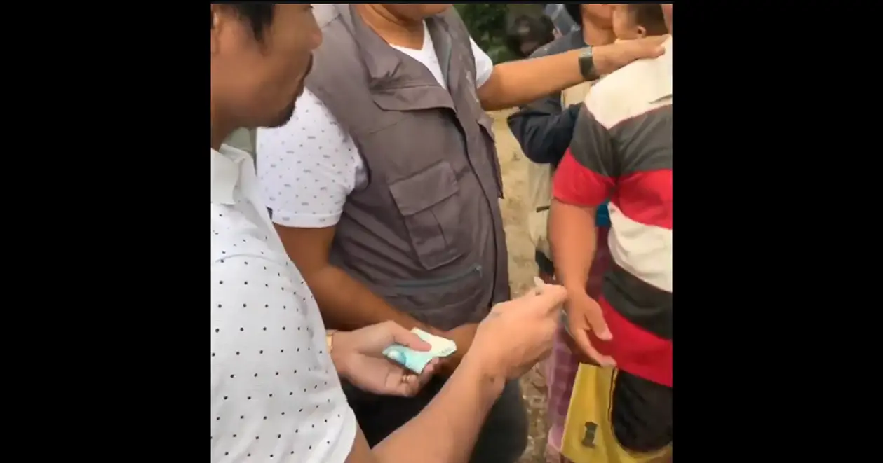 На Филиппинах Пакьяо герой и помогает всем малоимущим. Он в прямом смысле раздает деньги
