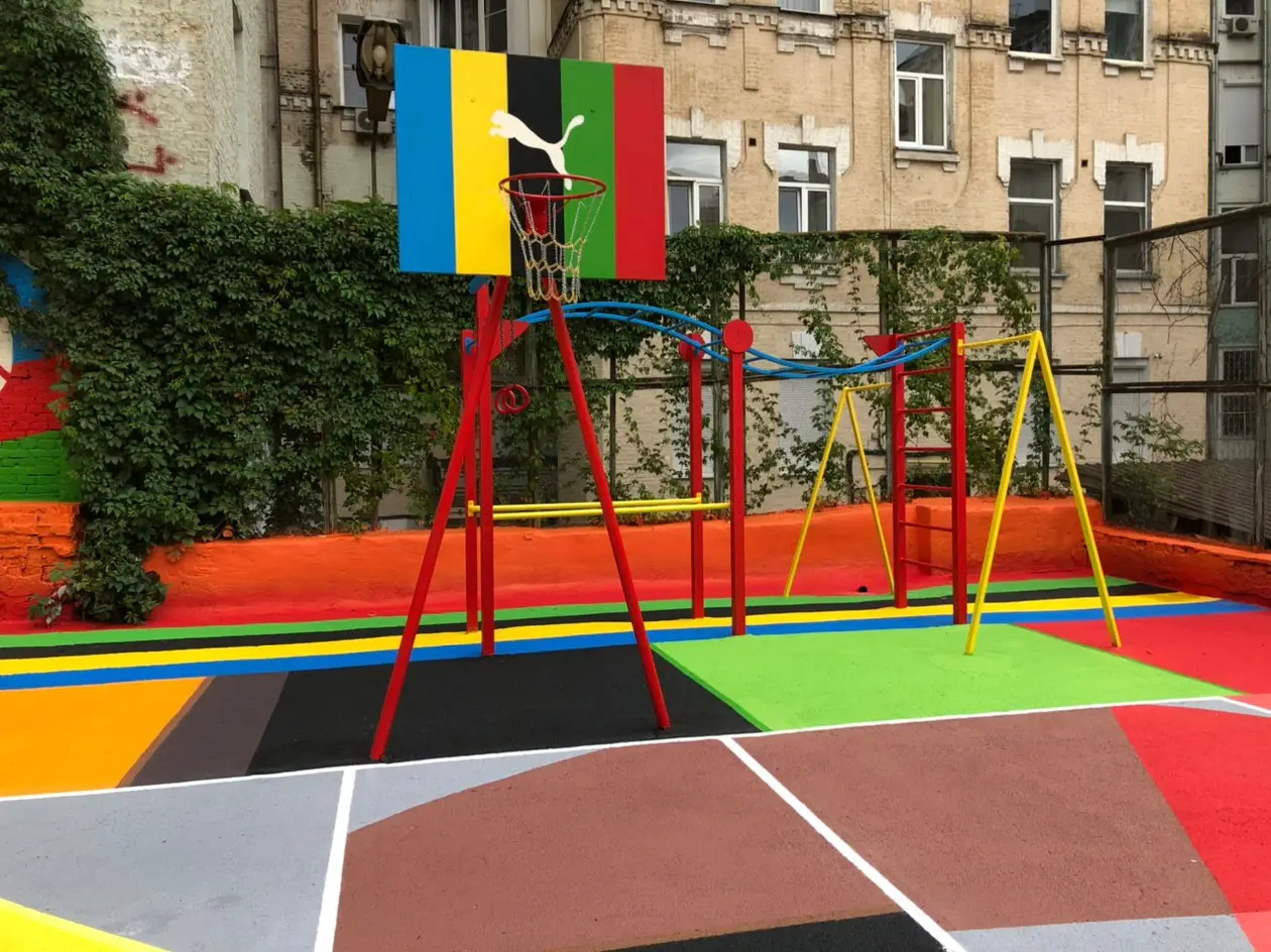 Эстетика дня. Puma шикарно оформила баскетбольную площадку в Киеве, использовав все основные цвета радуги