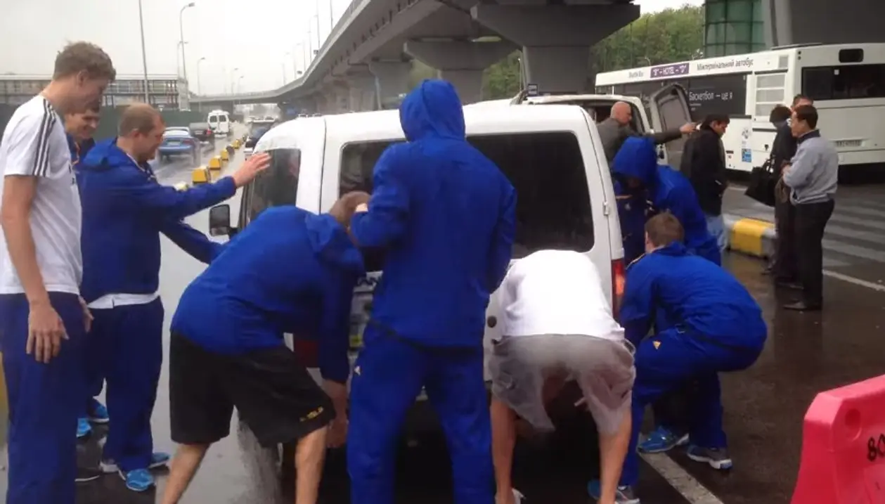 Игроки сборной Украины по баскетболу перенесли машину в аеропорту, которая мешала выехать автобусу