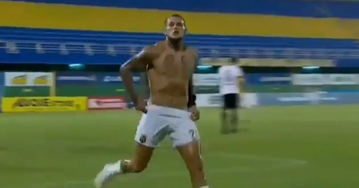 Странное празднование гола в чемпионате Парагвая: футболист снял трусы прямо на поле