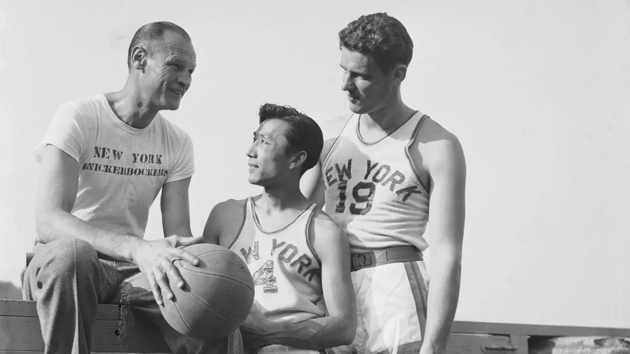 Ведение только одной рукой и броски от груди. Как выглядел баскетбол в 1939 году? 🎥