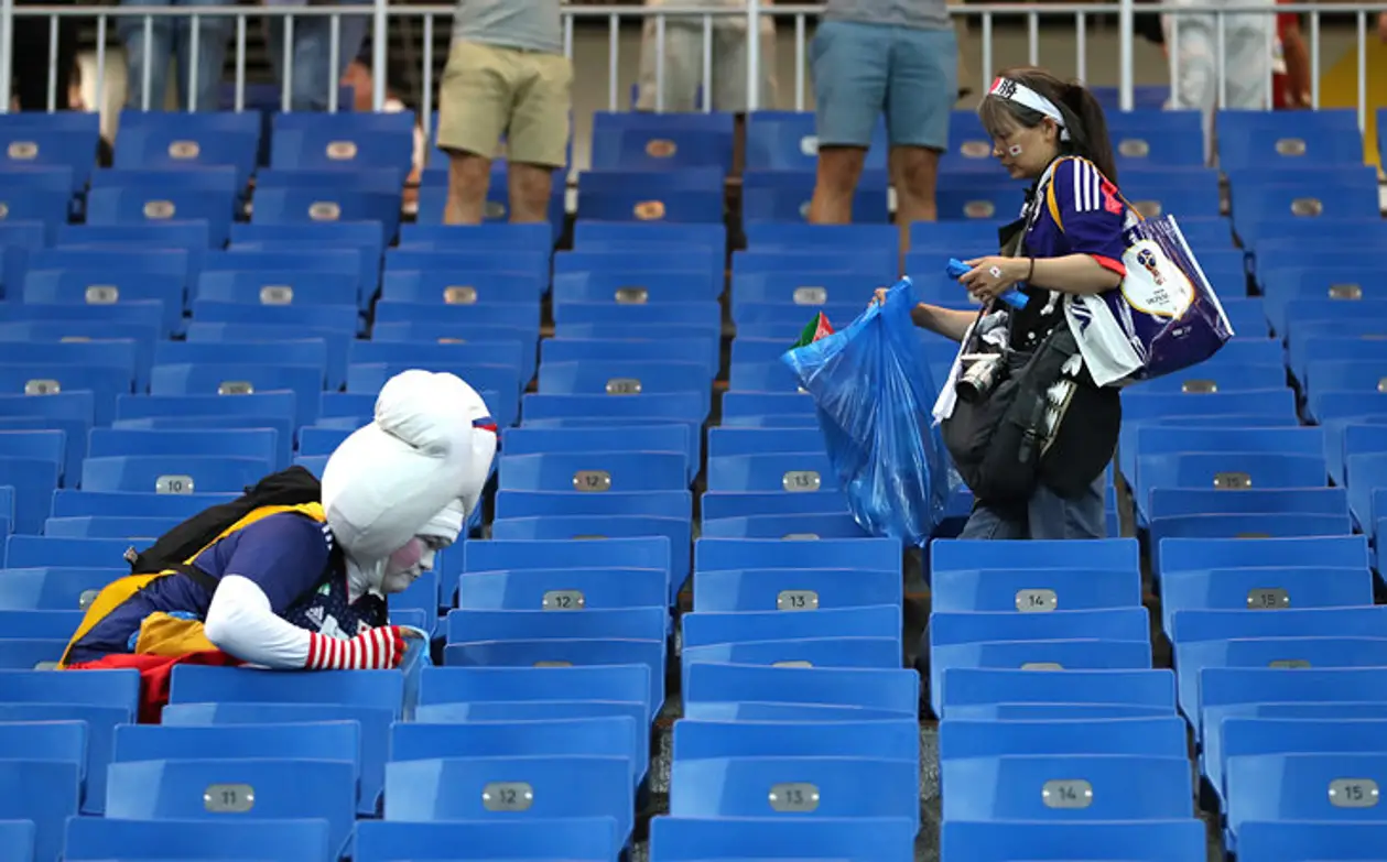 Почему японцы убирают за собой мусор на стадионе?