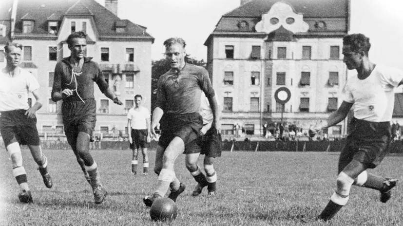 Історія та політика заважали розвитку клубного футболу в Німеччині: усі були аматорами та грали по різних лігах