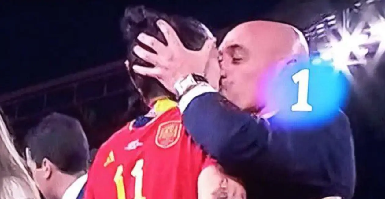 Президент федерації футболу Іспанії поцілував гравчиню в губи під час нагородження, а критиків назвав «ідіотами»