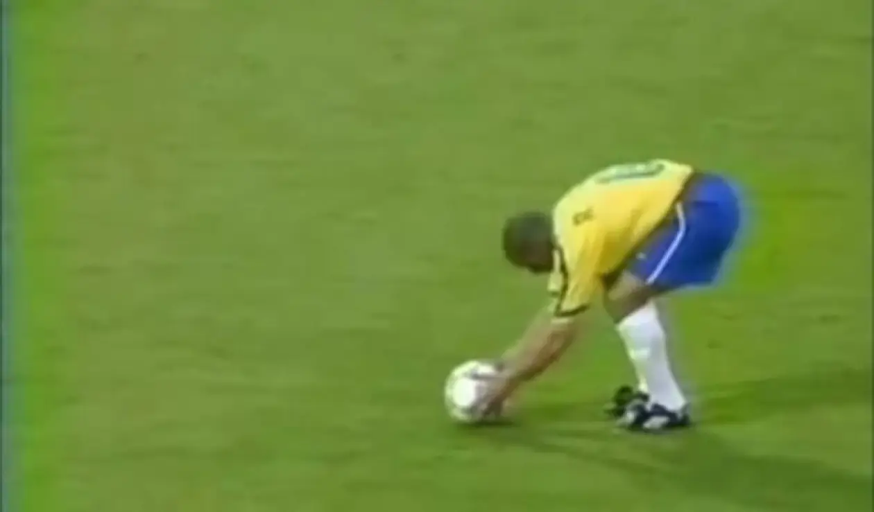 В этот день в 1997 году Роберто Карлос забил один из самых знаменитых голов в истории