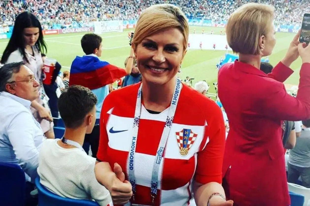 Президент Хорватии прилетела на игру с Данией экономом. И сидела c простыми фанатами