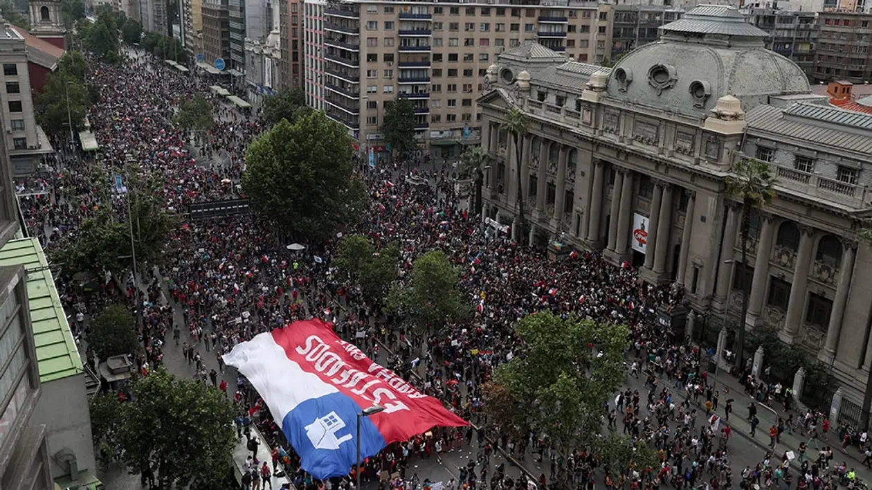 Сборная Чили поддержала протесты и отказалась играть. Все началось из-за повышения цен в метро на 1,5 гривны