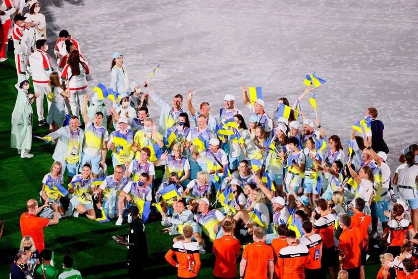 Церемония закрытия Олимпиады: Лузан с флагом, веселящиеся спортсмены, японская культура