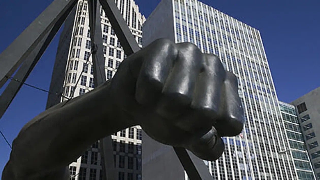 В Детройте есть памятник в виде кулака. Его установили боксеру Джо Луису – за борьбу за права чернокожих и успехи в ринге
