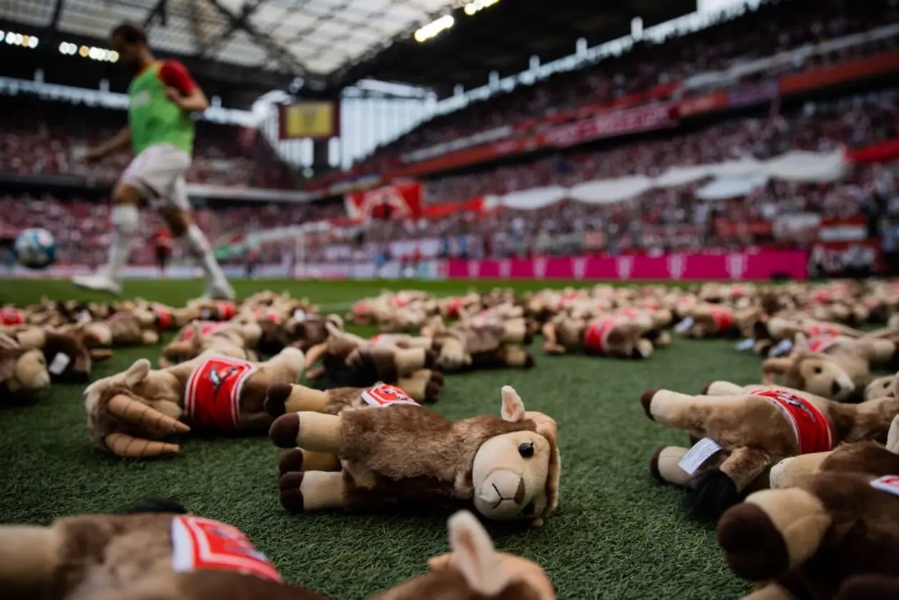 Перед матчем Бундесліги між «Кельном» та «Вольфсбургом» вшанували пам'ять загиблих українських дітей 🙏