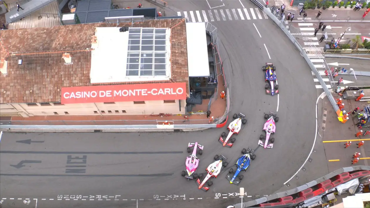 Сын Шумахера спровоцировал аварию в гонке. Последствия заблокировали всю трассу в Монако