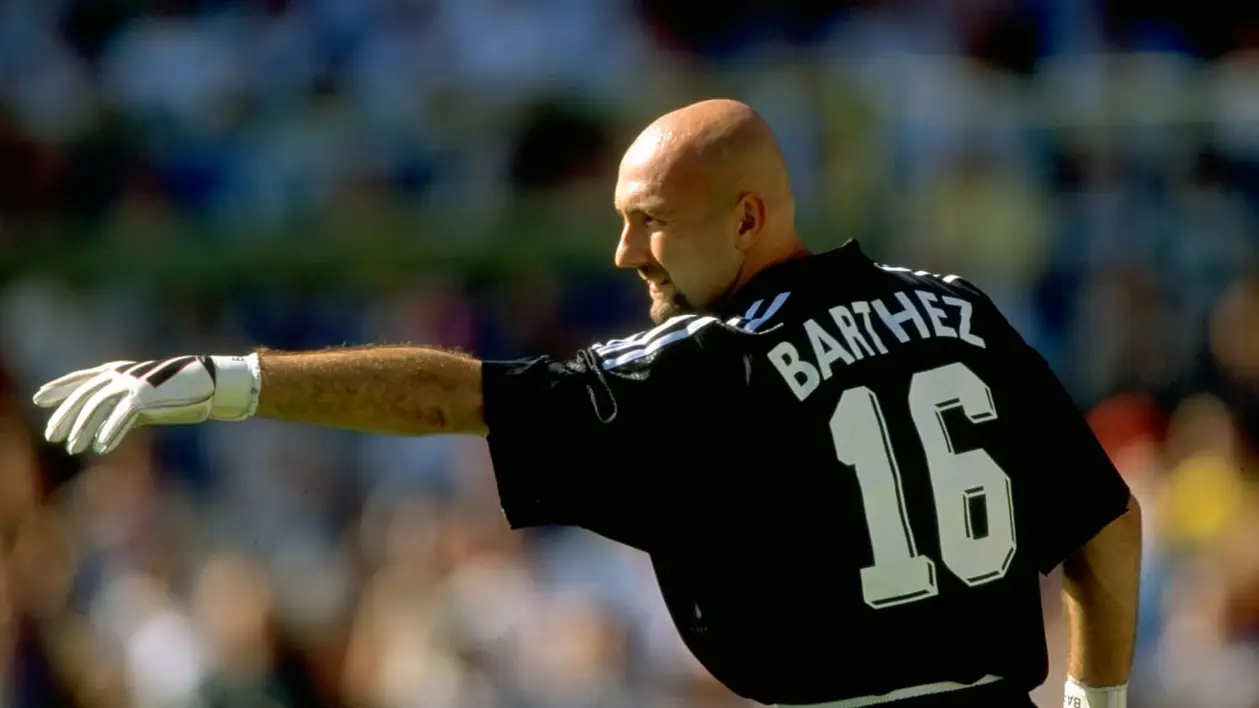 Adidas выпустил перчатки в честь Бартеза на Евро-2000. В финале он нарушил правила, чтобы начать голевую атаку
