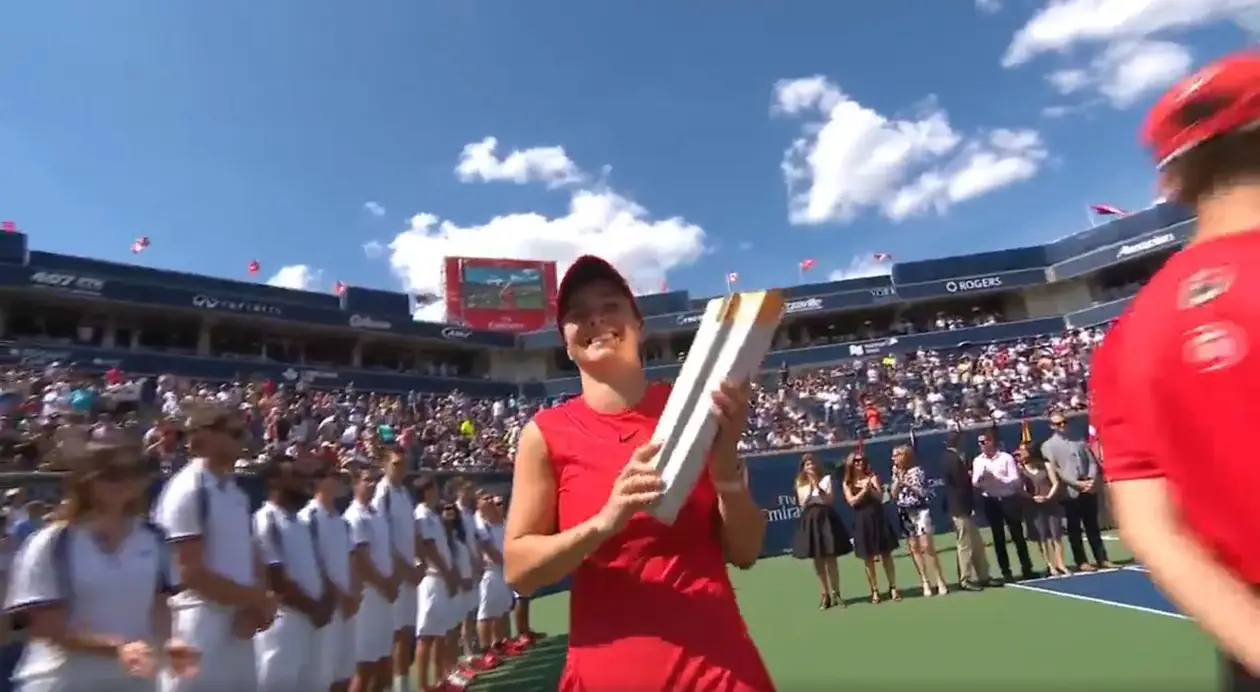 Церемония награждения Свитолиной после победы в Rogers Cup