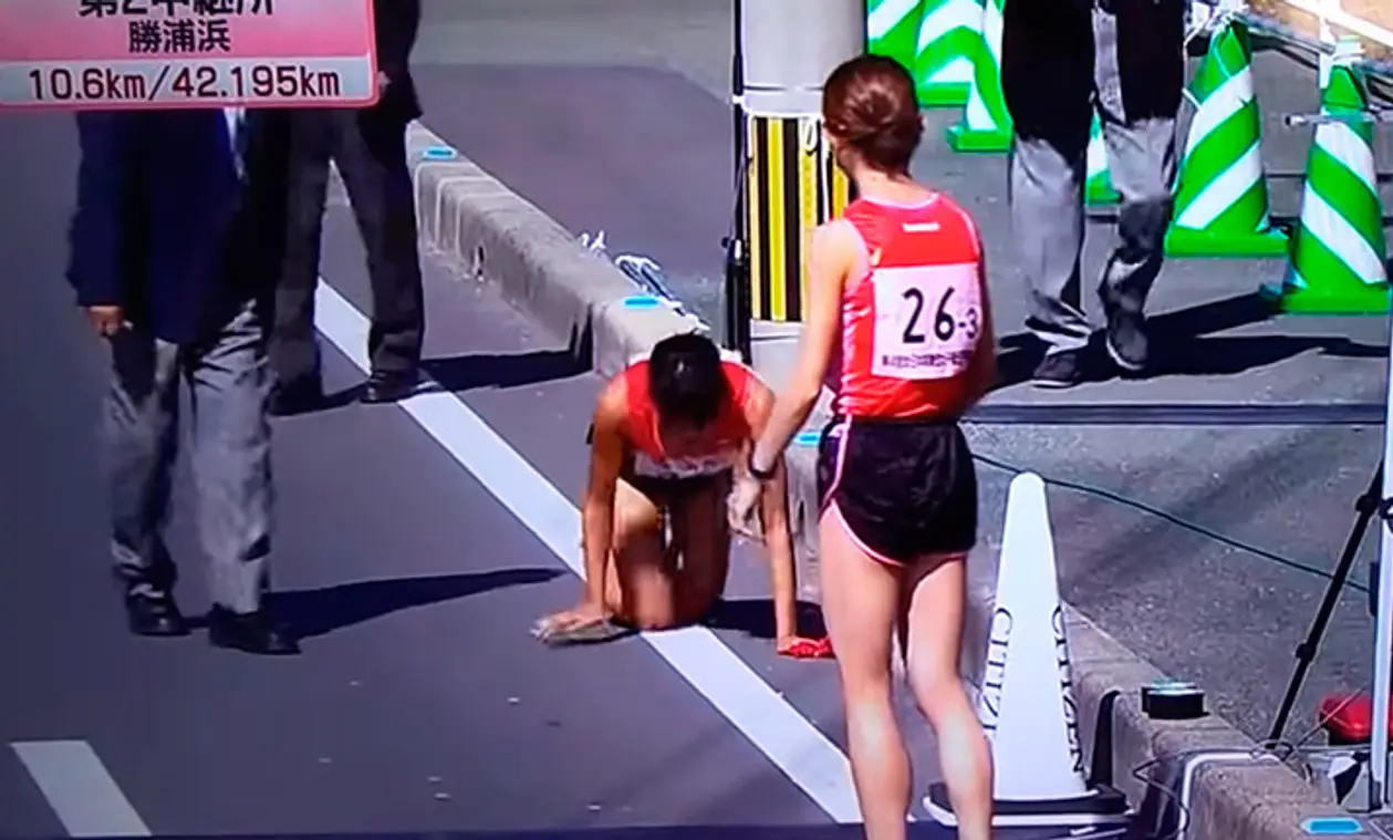 Японская бегунья сломала ногу, но добралась до финиша. Она проползла на коленях 200 метров