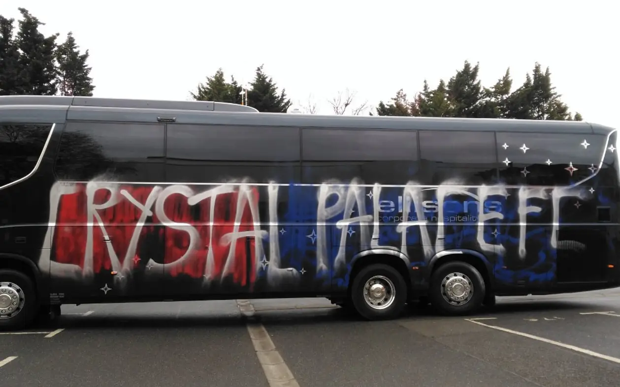 Фанаты «Кристал Пэлас» хотели разукрасить автобус «Мидлсбро», но ошиблись и испортили свой