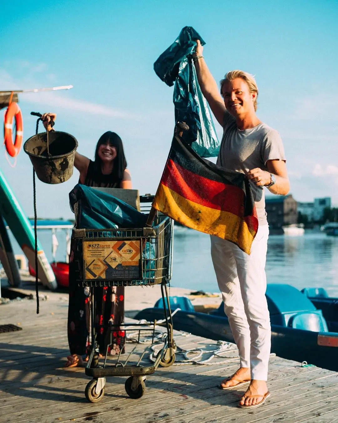 Нико Росберг вычистил целый мешок мусора из берлинской реки. Плавал по ней на лодке и собирал отбросы