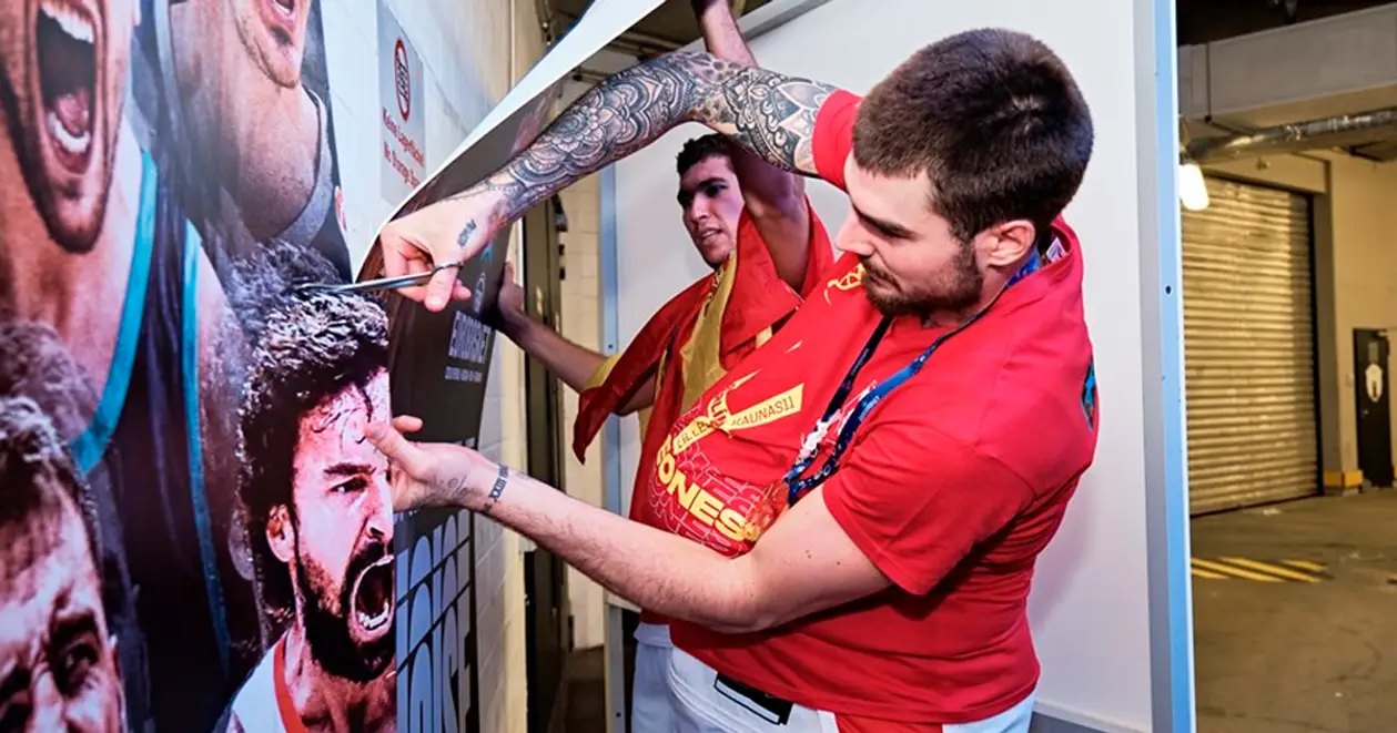 Молодь збірної Іспанії зробила все, щоб Юль був на чемпіонських фото. Вирізала його портрет з плакату та поклала у кубок