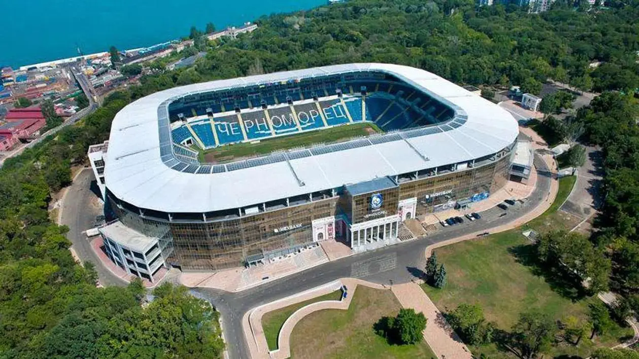 😳 Стадион «Черноморца» пострадал из-за сильного штормового ветра. Кадры поврежденной арены