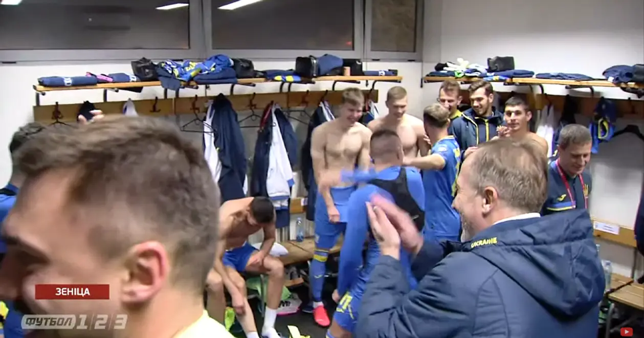 Эмоции сборной Украины в раздевалке после матча с Боснией. Танцевали все, даже Петраков