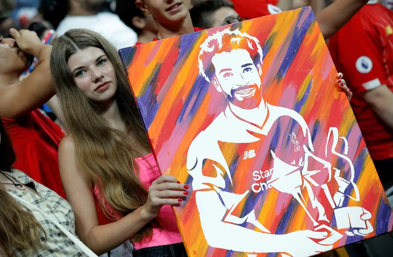 Украинка нарисовала портрет Салаха и приехала на финал Суперкубка УЕФА его отдать