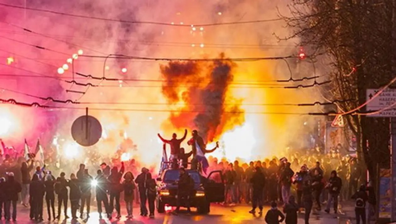 Фото дня. Огненный марш ультрас «Днепра» и «Шахтера»