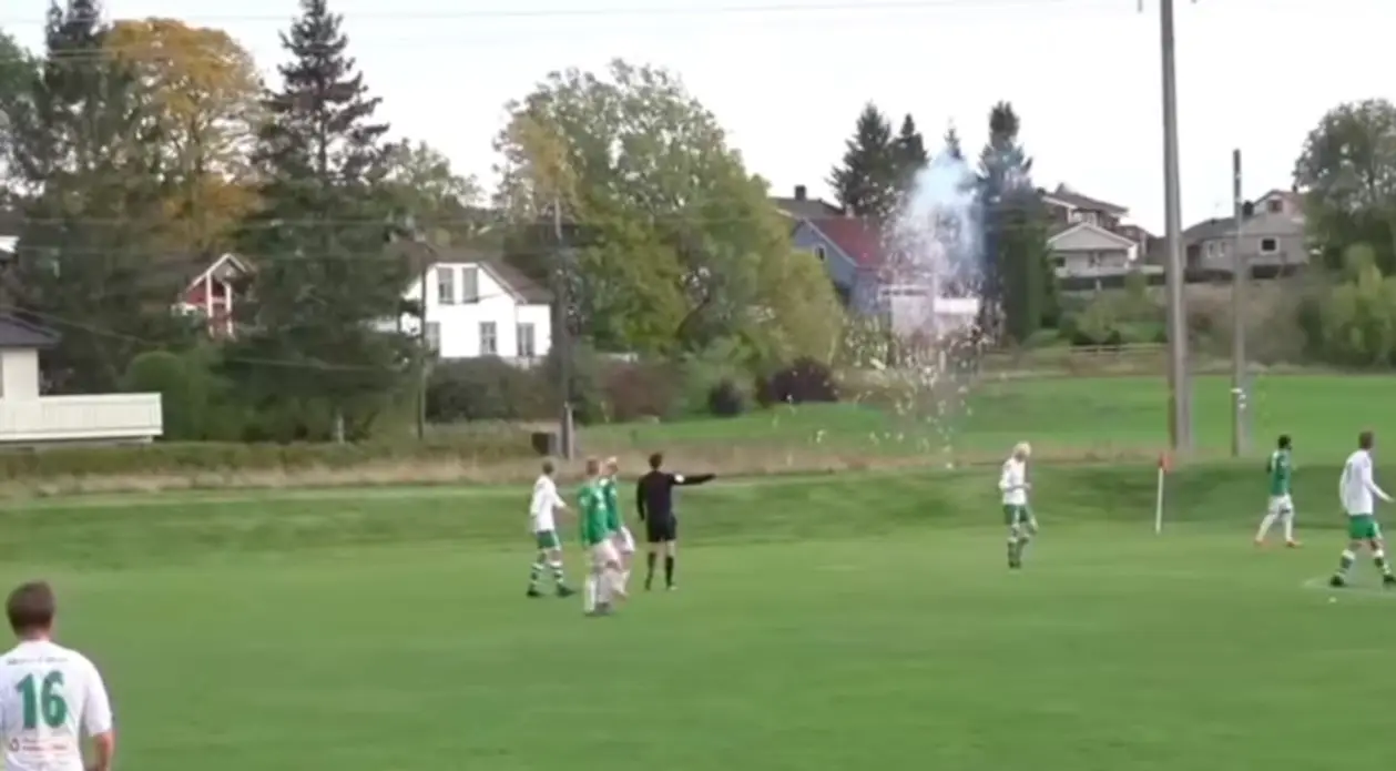 Норвежский футболист попал в ЛЭП и устроил фейерверк над полем