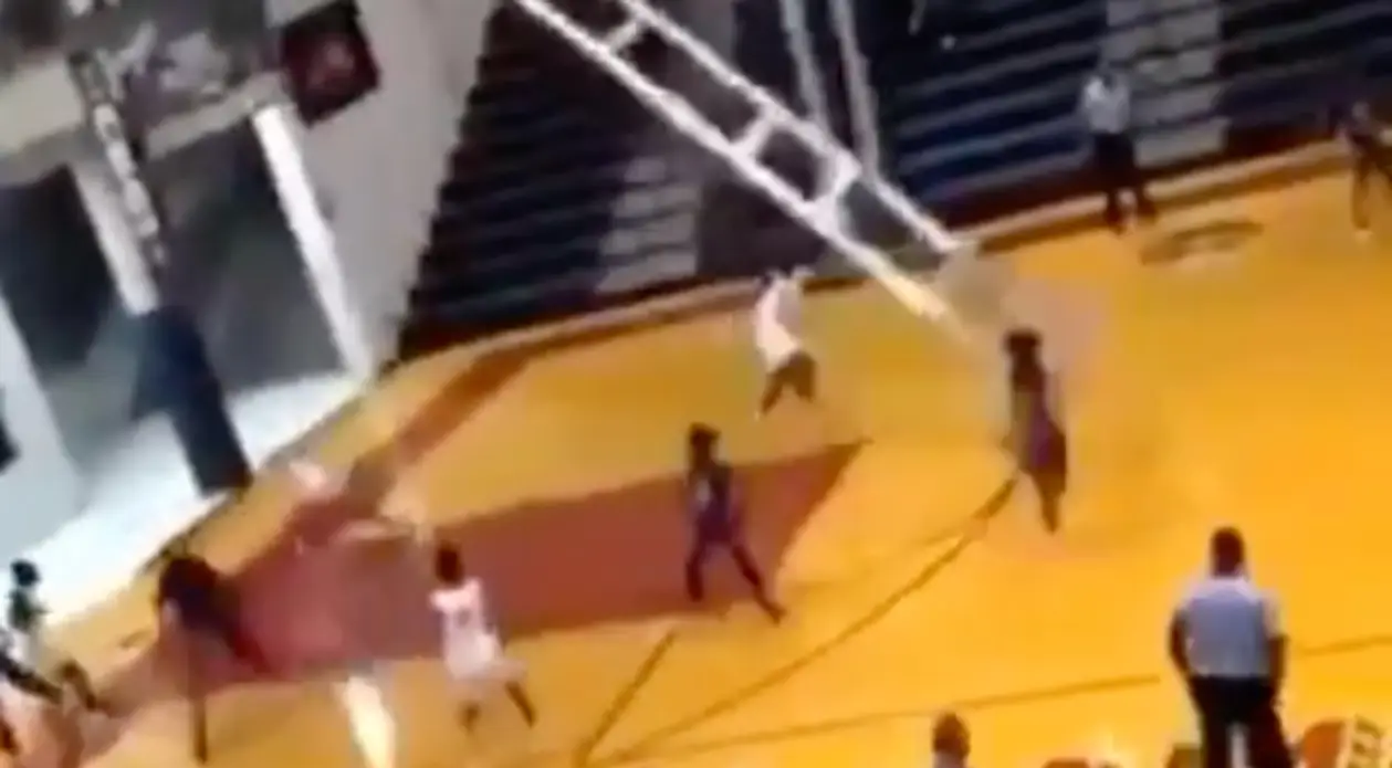 Сумасшедший момент из школьного баскетбола: щит обрушился на площадку прямо во время игры