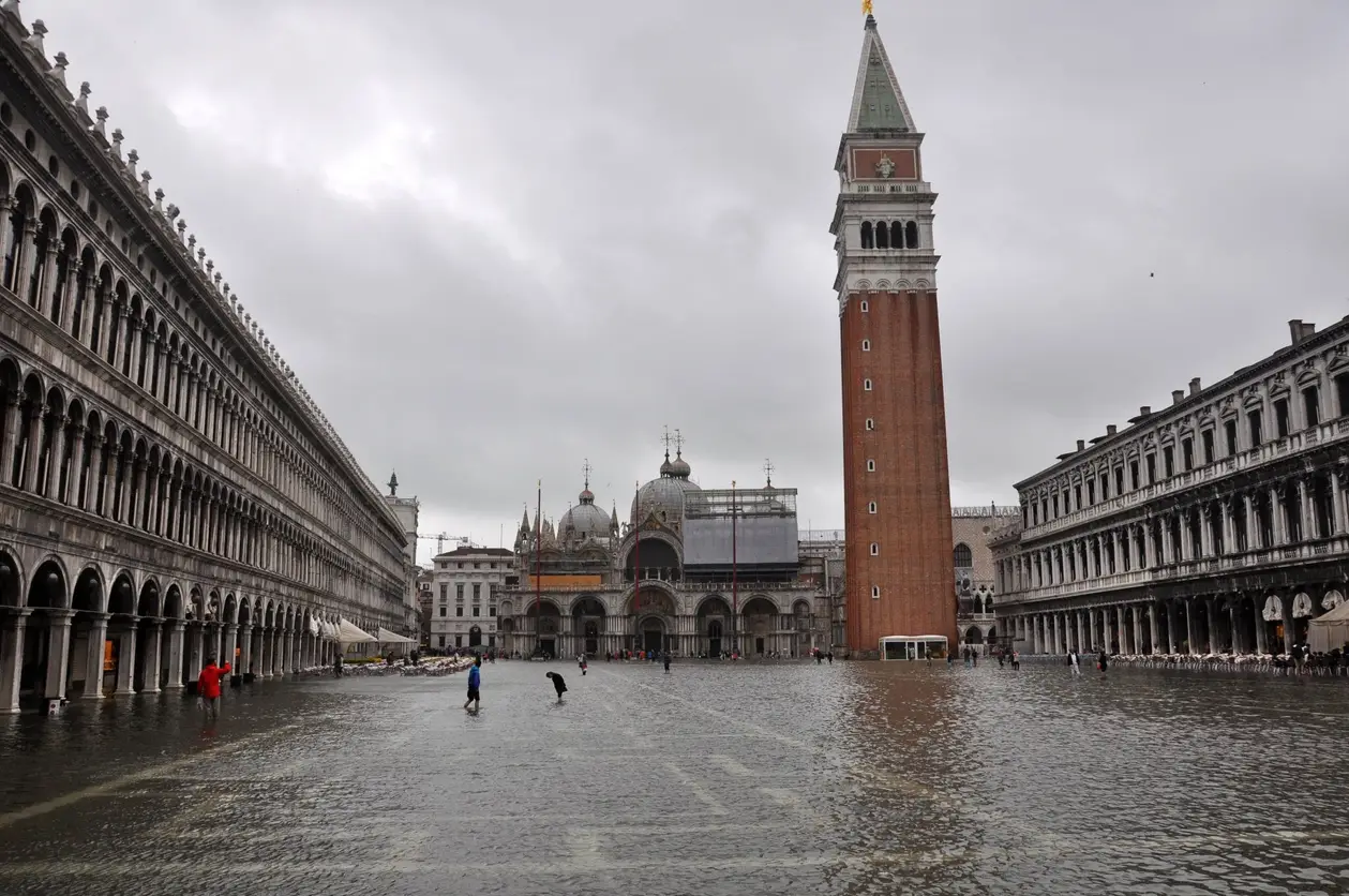 В Венеции сильнейшее наводнение за 50 лет. Туда приехала сборная Италии, а Доннарумма погулял по городу